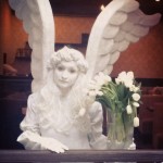 Живая статуя Юный ангел